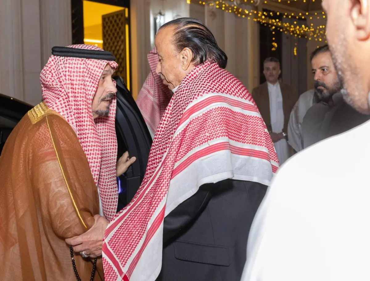 أمير الرياض ونائبه ينقلان تعازي القيادة في وفاة ال...
