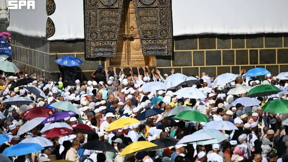 الحجاج يؤدون طواف الوداع وبدء مغادرة ضيوف الرحمن
