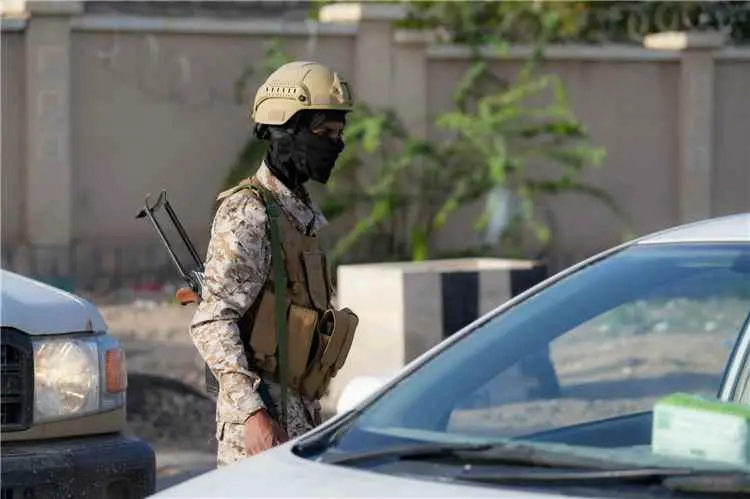 اللواء الأول من الفرقة الثانية بقوات درع الوطن يضبط سيارة مسروقة ويطيح بالمتهمين في نقطة مريمة