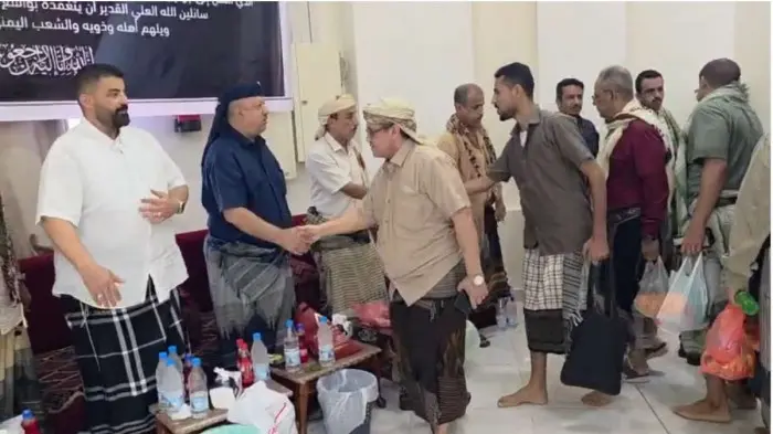 أمين الانتقالي يؤدي واجب العزاء في هادي