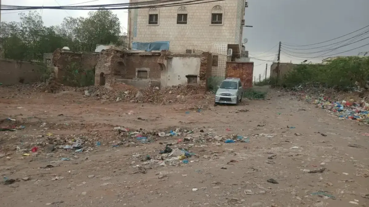 قيادي حوثي يهدم مبنى حكومي في الحديدة ويستولي على...