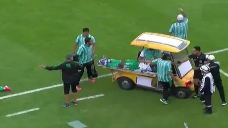 حادثة لا تصدق.. العربة الطبية تدهس لاعبا خلال مباراة كرة قدم