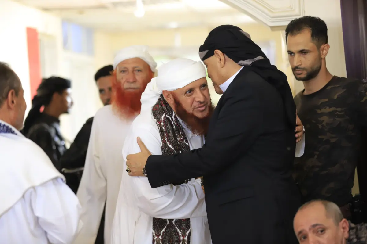 محافظ تعز يستقبل جموع المعزين في وفاة الرئيس الساب...