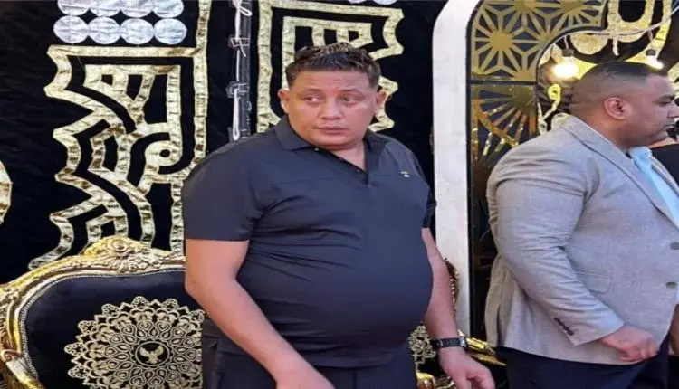 سجاد أحمر وإضاءة حديثة.. رغم انهياره في الجنازة دي...