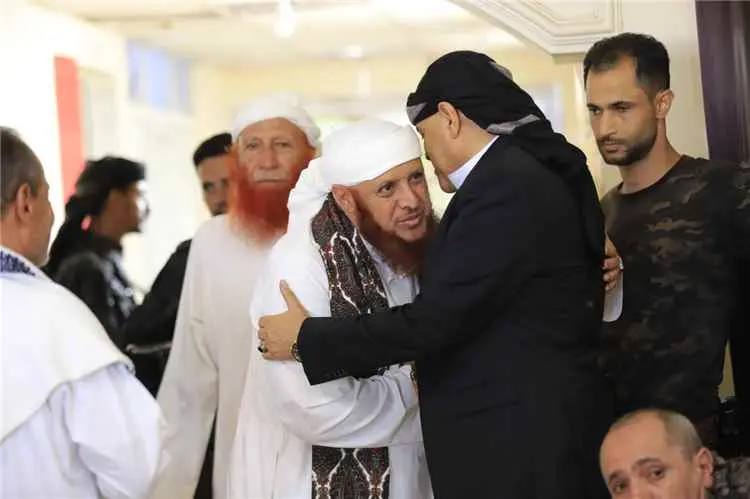 محافظ تعز يستقبل جموع المعزين في وفاة الرئيس الساب...