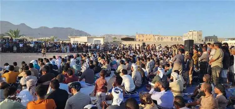 مدير عام الروضة يشارك فرحة العرسان ويقدم التهاني