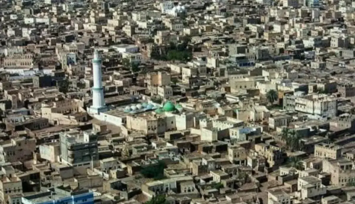 قيادي حوثي يهدم مبنى شركة كهرباء استثمارية في الحديدة تمهيدًا لبيع أرضها