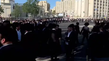 يهود متشددون يرقصون ضمن دائرة احتجاجا على التجنيد...