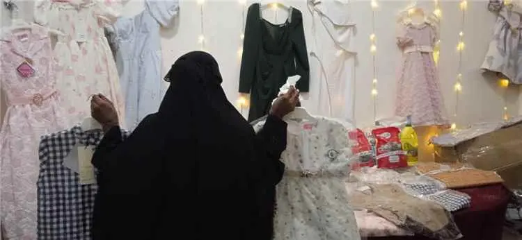 عدن.. "ذو النورين" و"بن شعيله" توزعان كسوة العيد ومواد غذائية على أسر شهداء شرطة السير