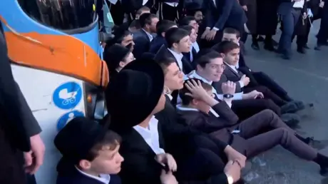 الشرطة الإسرائيلية تقمع بعنف اليهود المتشددين الذي...