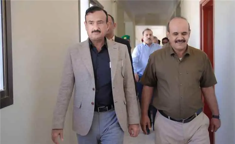 محافظ شبوة يتفقد مستوى الانضباط الوظيفي عقب إجازة...