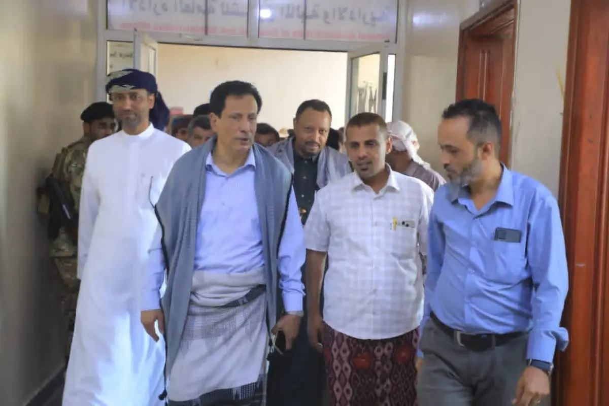 عقب إجازة عيد الأضحى.. محافظ المهرة يتفقد مستوى الانضباط الوظيفي ويهنئ الموظفين بهذه المناسبة