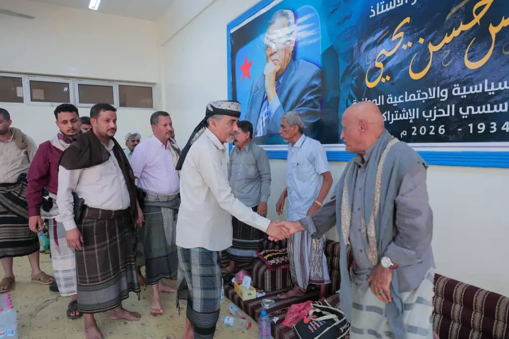 عضو مجلس القيادة محمود الصبيحي يقدّم واجب العزاء ب...