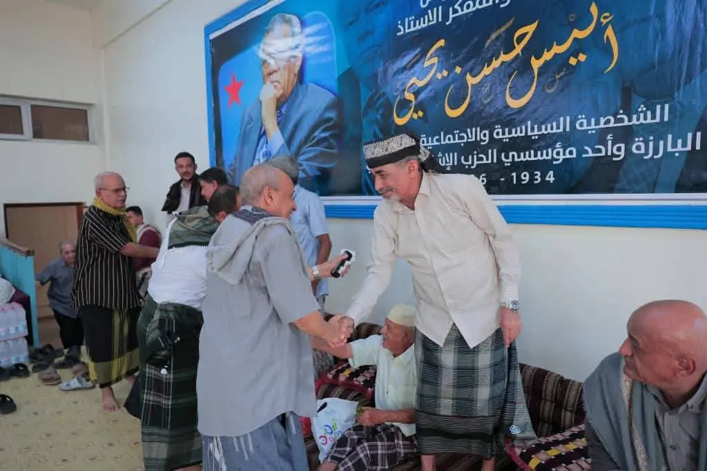 عضو مجلس القيادة محمود الصبيحي يقدّم واجب العزاء ب...