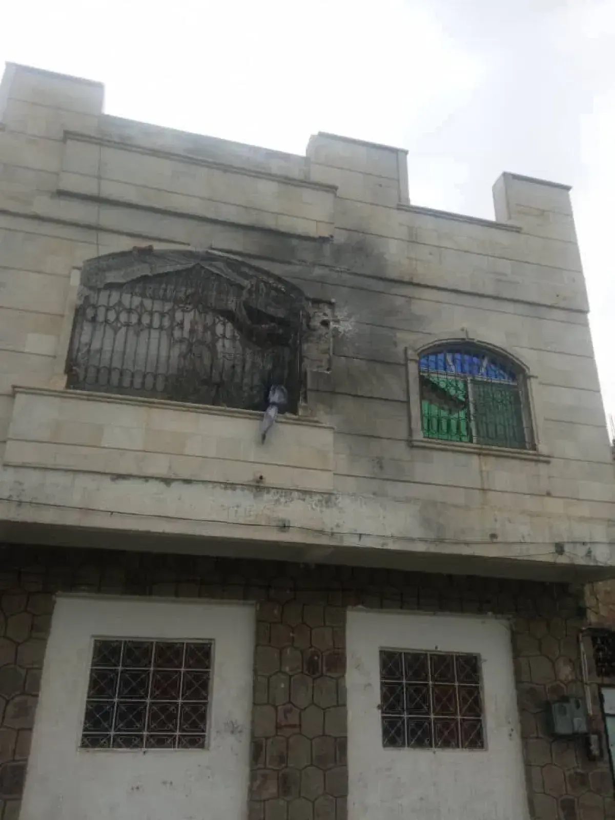 مليشيا الحوثي تقصف بقذيفة هاون منزلاً سكنياً في حا...