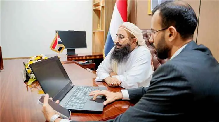 وزير الأوقاف يدشّن أول تأشيرة عمرة لموسم 1448هـ وي...