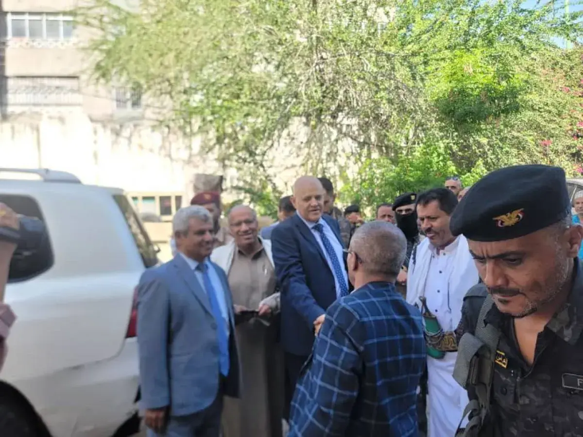 محافظ تعز يتفقد سير الانضباط الوظيفي في المكاتب ال...