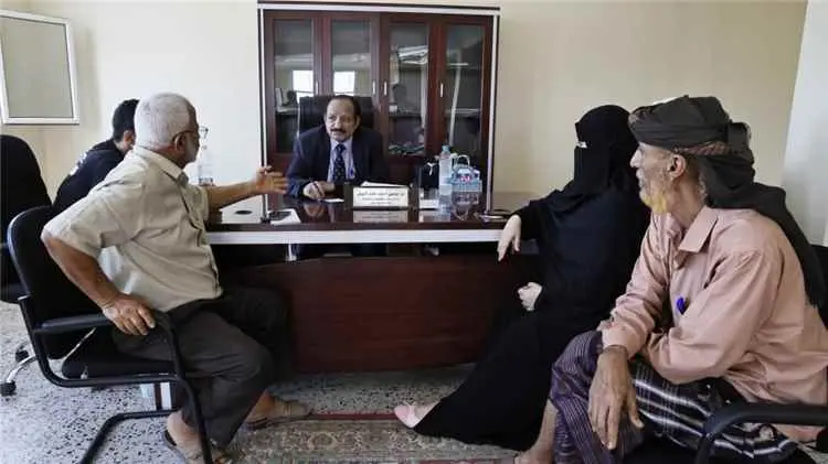 وكيل أول محافظة لحج يراقب الانضباط الوظيفي عقب إجا...
