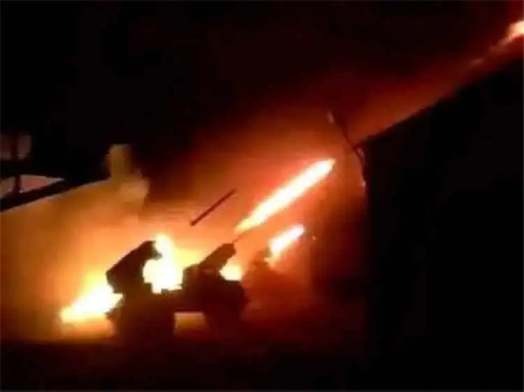 عاجل : مدفعية القوات الجنوبية تدك أوكار الحوثيين ف...
