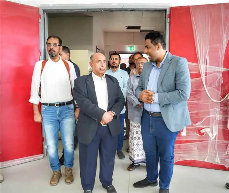 عضو مجلس القيادة محافظ حضرموت يزور مشروع مخازن الأ...