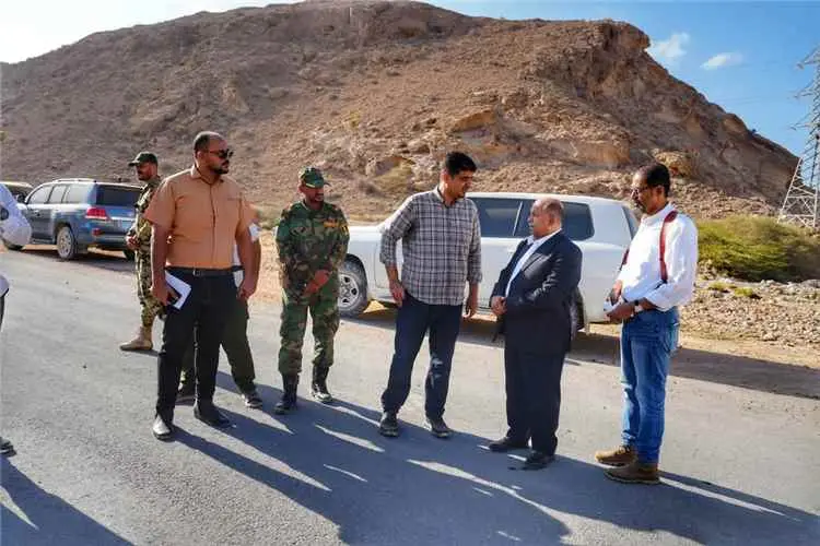 الخنبشي يتفقد مشروعي شق وسفلتة طريق الغليلة–أمبيخة...