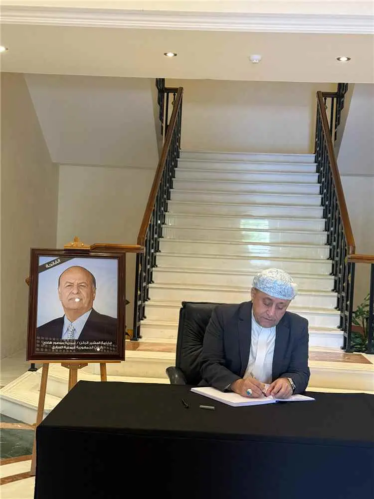 أمين عام المجلس المحلي بأبين يقدم التعازي في فقيد...