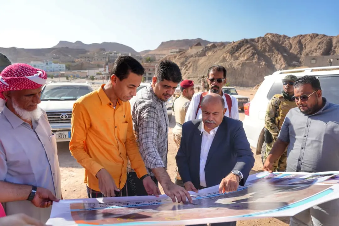 عضو مجلس القيادة سالم الخنبشي يتفقد مشاريع الكهربا...