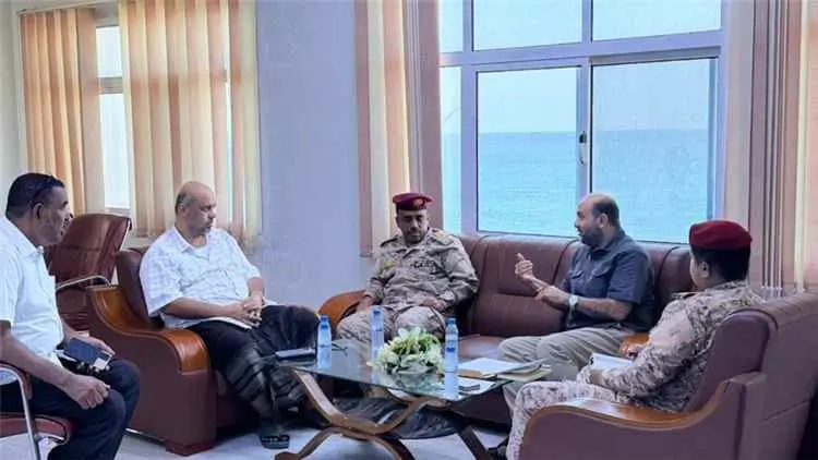 اجتماع بالمكلا يناقش تنظيم عمل قوارب الصيد التقليد...