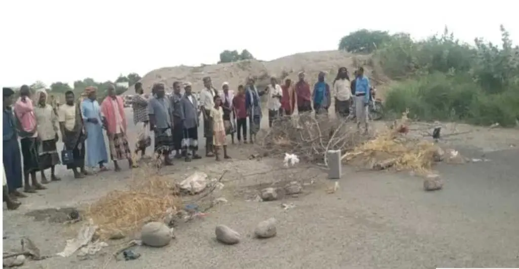 محتجون يقطعون خط جعار – زنجبار بأبين للمطالبة بحل أزمة انقطاع المياه