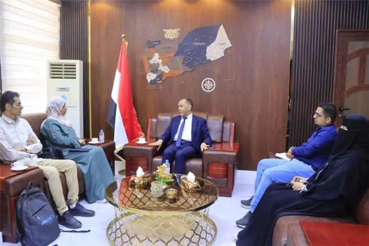 اجتماع بعدن يناقش تطوير قاعدة بيانات المنشآت الصنا...