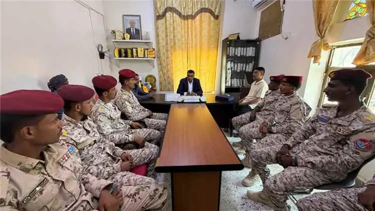 السقطري يلتقي خريجي كلية الطيران والدفاع الجوي ويه...