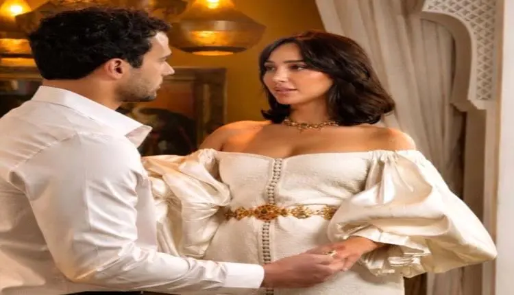 صورة رومانسية لها مع شاب مجهول تشعل السوشيال ميديا...