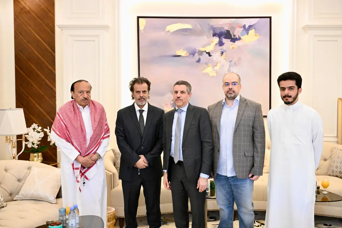 السفير الأمريكي يقدم واجب العزاء بوفاة الرئيس السا...