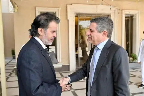 السفير الأمريكي لدى اليمن يقدّم واجب العزاء لأسرة...