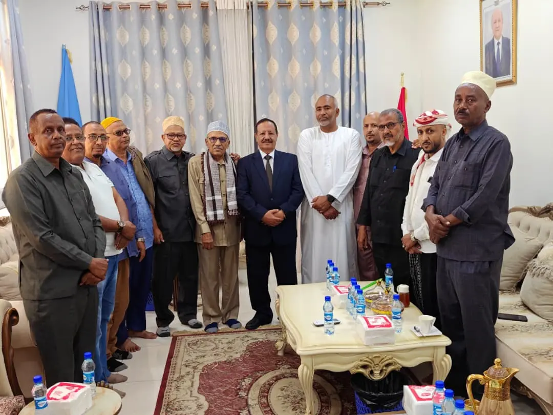 سفارة اليمن في الصومال تستقبل العزاء في وفاة الرئي...