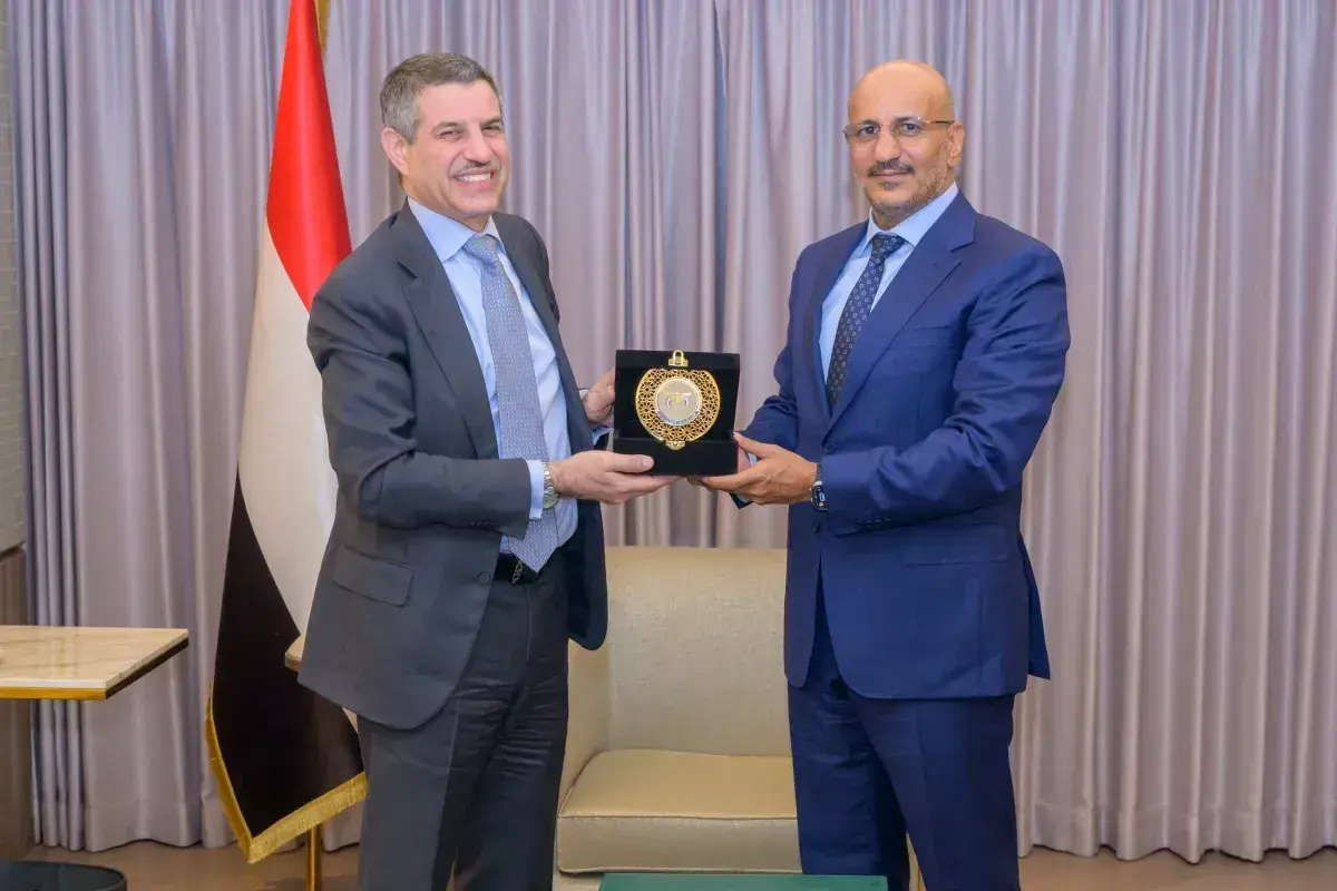 طارق صالح يستقبل السفير الأمريكي بمناسبة انتهاء مه...