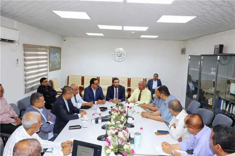 وكيل وزارة النفط يطلع على سير العمل والانضباط الوظ...