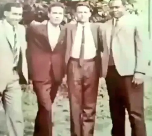 صورة للرئيس هادي مع زملائه له  قبل أن يصبحوا حكاما...