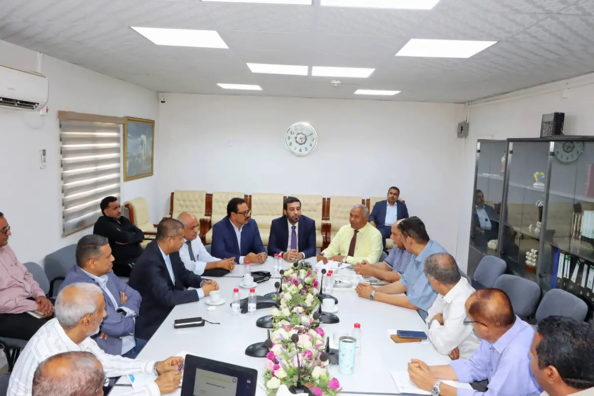 وكيل وزارة النفط يطلع على سير العمل والانضباط الوظ...