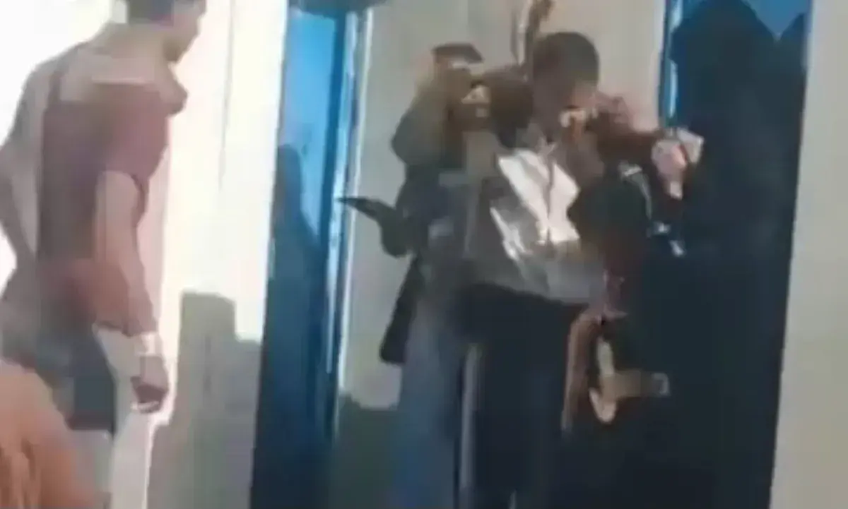 لحظات الرعب.. مأساة أمام قفص الأسود | افتراس في غي...
