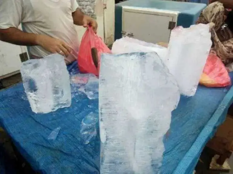 ارتفاع جنوني لأسعار الثلج في عدن.. الكهرباء تُشعل...