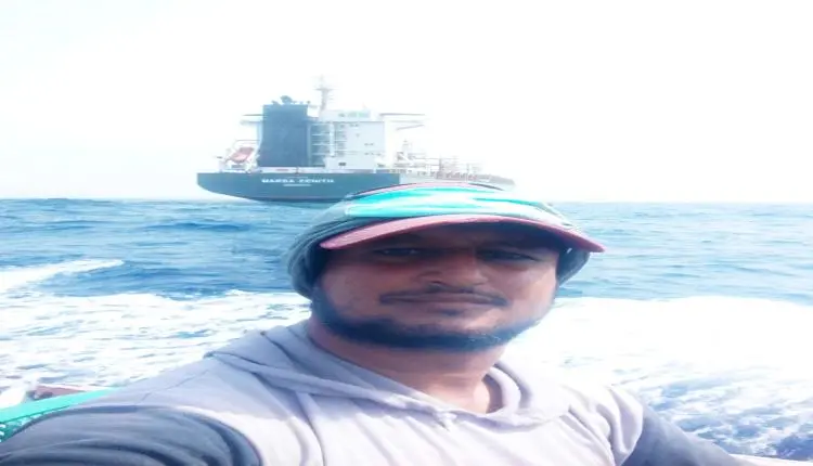 صياد يروي تفاصيل استهداف سفينة لقارب يمني بالنيران...