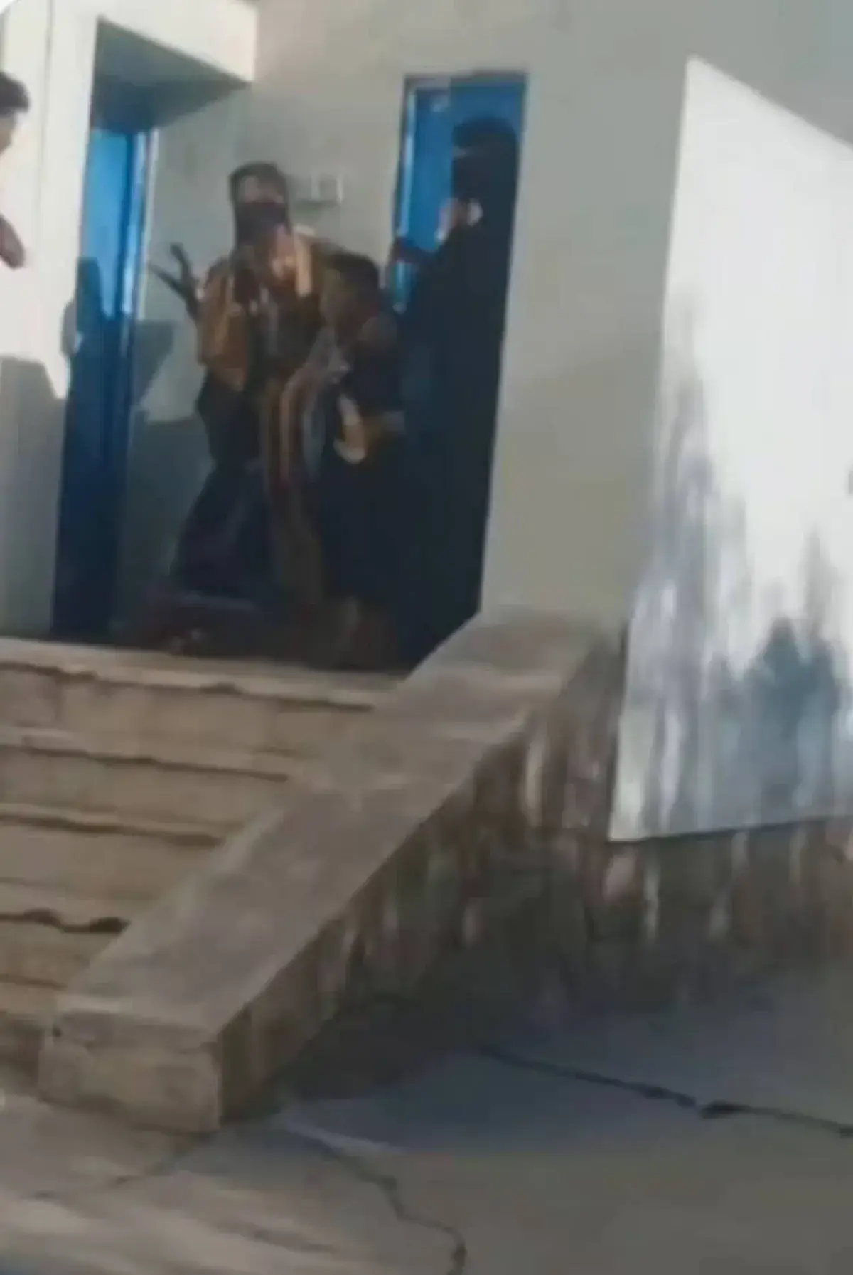 فيما عصابة الحوثي تنهب ايراداتها:  هجوم لبوة على ط...