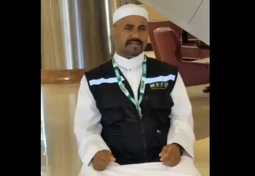 سائق يمني في مكة يلفت الأنظار ويتحول إلى ترند