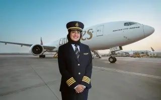 طيران الإمارات تعلن ترقية أول إماراتيتين إلى رتبة...