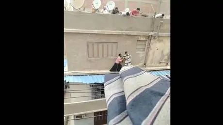 شاب مصري ينقذ سيدة عربية قبل انتحارها بدقائق (فيدي...