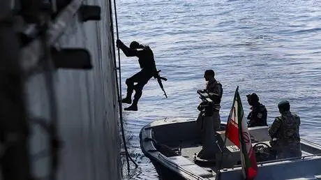 الجيش الإيراني يعلن استهداف مدمرة أمريكية في بحر ع...