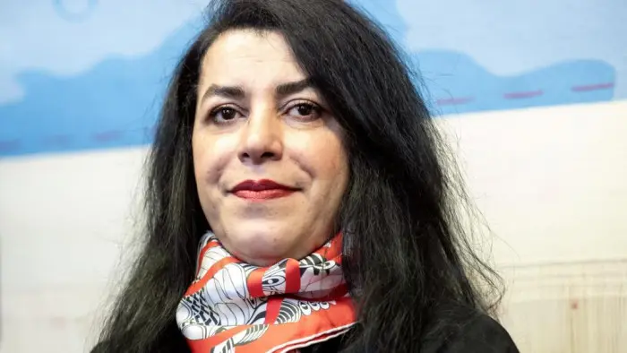 وفاة الفنانة الإيرانية المُعارضة مرجان ساترابي