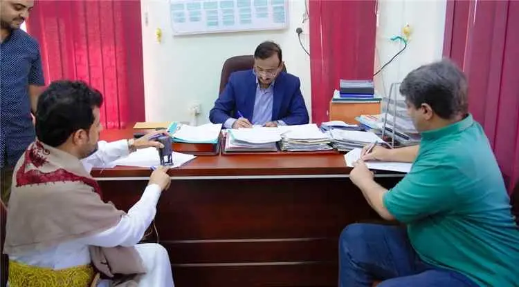 المحافظ بن الوزير يصادق على عقود خمسة مشاريع تنموي...