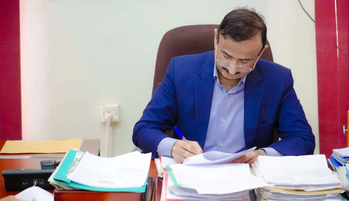 محافظ شبوة بن الوزير يصادق على عقود خمسة مشاريع تن...